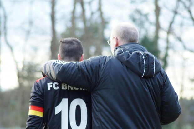 Trainer Jörg Steckhan gibt Kapitän Stefanos Karavaras letzte Anweisungen vor dem Spiel.